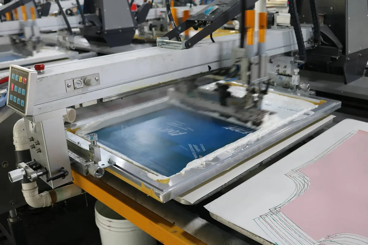 Screen-printing carousel in garment production